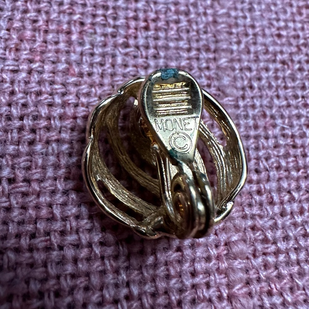 Vintage Monet Yellow Gold Cutout Knot Clip-On Button Earrings - Costume Jewelry - Picture 4 of 6